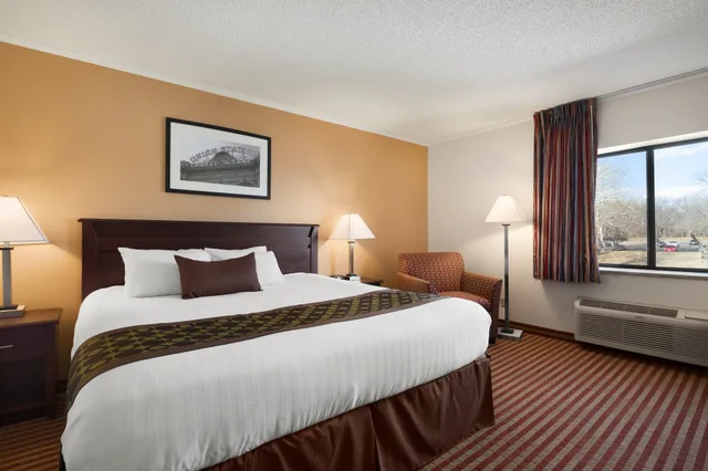 غرفة بسرير كينج للمدخنين، Days Inn & Suites By Wyndham Kansas City South 2/6