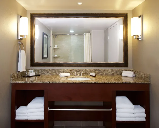 جناح بسريرين مزدوجين مع أريكة، Embassy Suites by Hilton Portland Washington Square 3/3