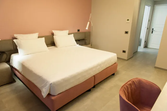 جناح جونيور، Le Funi Hotel 2/4