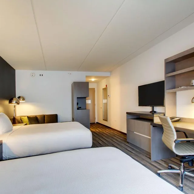 جناح بسرير كوين بغرفة نوم واحدة مع أريكة بمطبخ، Hyatt House Chicago/Evanston 2/7