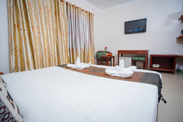 Standard, King Bed, Silver Mounts Hotel 3/7