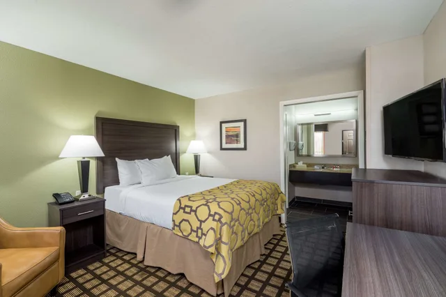 Room, Queen Bed, Accessible, Baymont By Wyndham Clarksville 1/3