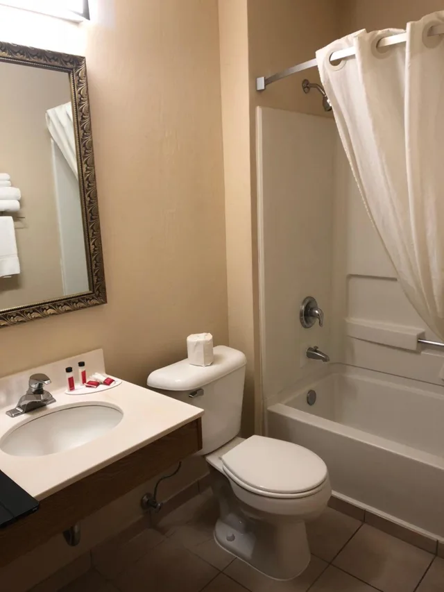 1 Bedroom, Suite, Queen Bed, Super 8 by Wyndham Woodburn 3/8