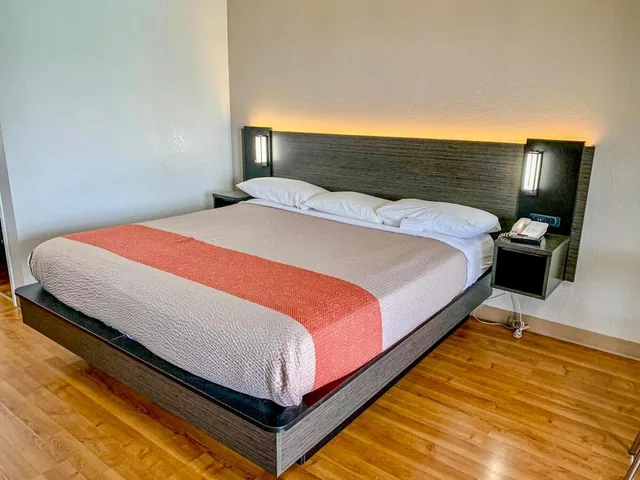 1 Queen Bed - ADA/Tub/Micfridge, Motel6 San Angelo, TX 6/10