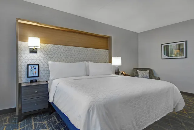 غرفة قياسية بسرير كينج، HOLIDAY INN PHILADELPHIA-CHERRY HILL 2/4