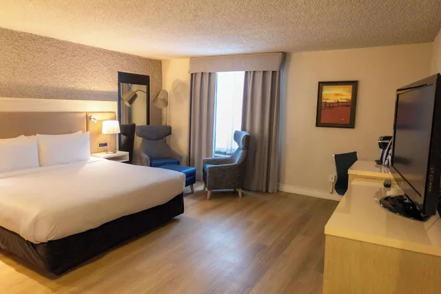 غرفة بسرير كينج مع أريكة، Radisson Hotel Fort St. John, BC 2/6