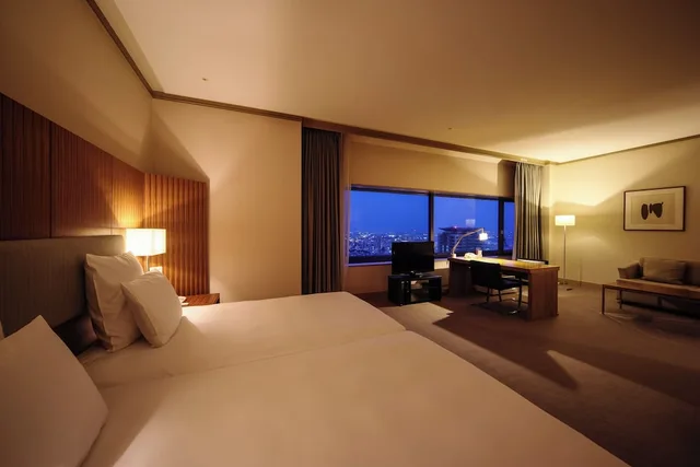 غرفة بريميوم بسريرين مزدوجين بإطلالة على المدينة مع دخول صالة النادي، Ana Crowne Plaza Kobe 3/5