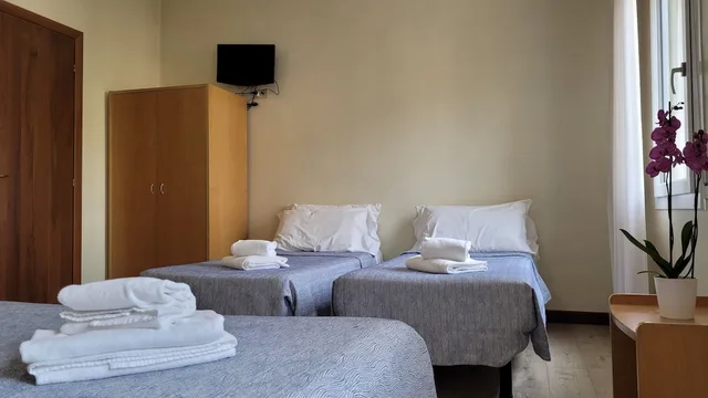 غرفة اقتصادية رباعية بسرير مزدوج وسريرين منفصلين، Montepiana 5/8