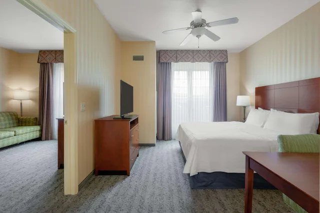 2 Bedrooms, Suite, King Bed, 2 Queen Beds, 2 Bathrooms، Homewood Suites By Hilton Sacramento Airport-Natomas 1/11