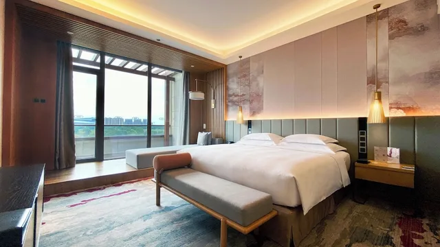 غرفة قياسية بسرير كينج بإطلالة على البحيرة، Crowne Plaza Huzhou 5/8