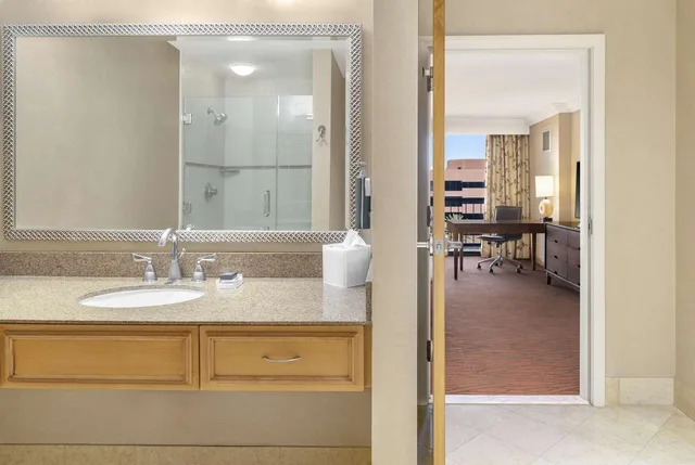 1 Bedroom, Junior Suite, King Bed, Parlor، Hilton Orange County/Costa Mesa 5/5
