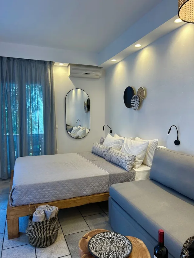 غرفة ديلوكس ثلاثية بسرير كوين بشرفة مع أريكة، Sea View Apartments and Studios 9/10