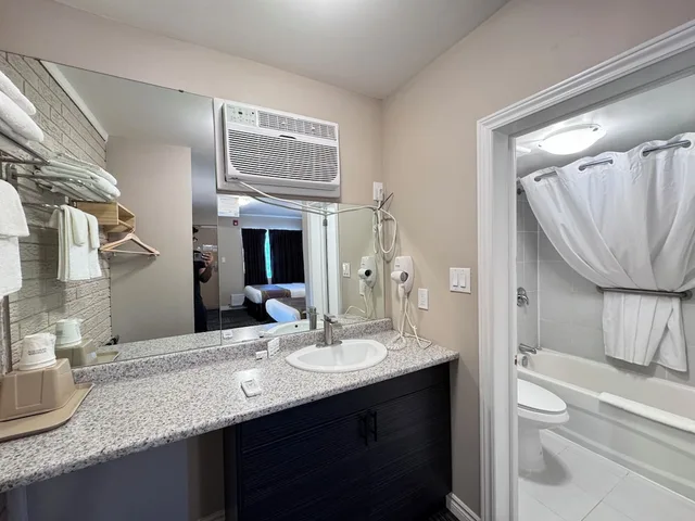 غرفة بزنس بسريرين مزدوجين، Super 8 By Wyndham Guelph 4/4