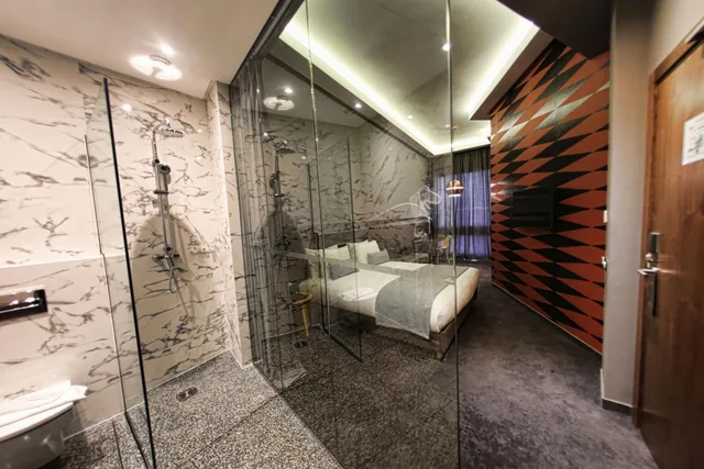 جناح جونيور، Hotel Gauthier 7/7