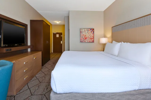 Standard, King Bed, Accessible, Crowne Plaza Columbus North-Worthington 2/7