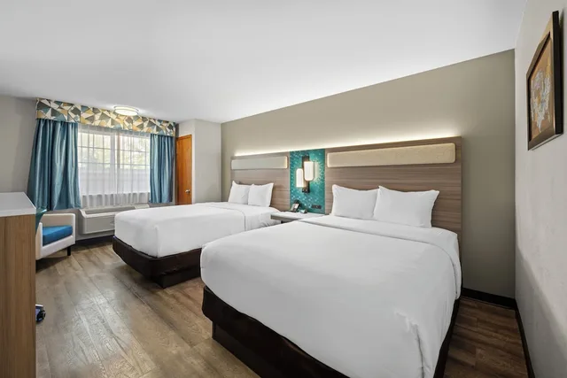 Standard, 2 Queen Beds, Econo Lodge Inn & Suites Santa Fe, NM 4/10