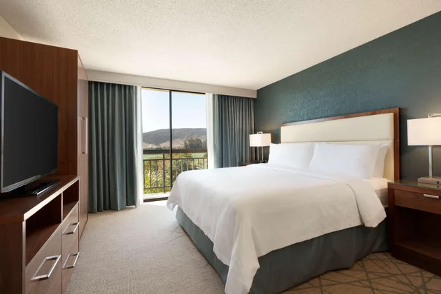 2 Rooms, Executive, Suite, King Bed, Embassy Suites By Hilton San Luis Obispo 1/2