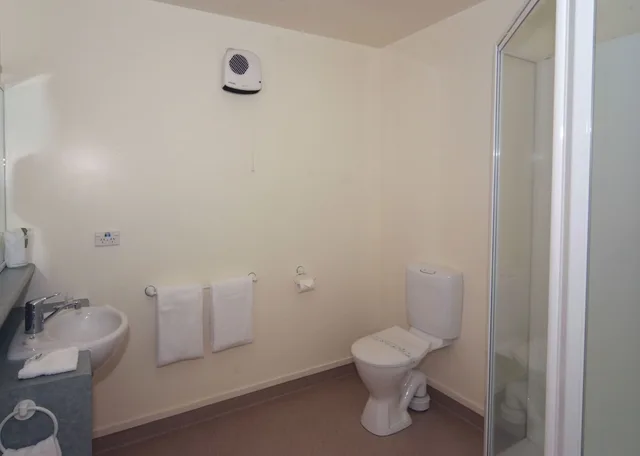 جناح بسرير كوين وسرير فردي في الطابق الأرضي لذوي الإعاقة، Baycourt Lakefront Motel 4/7