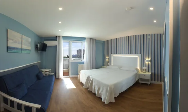 غرفة بسرير كوين بإطلالة على المسبح والبحر، La Barracuda Hotel 4/10