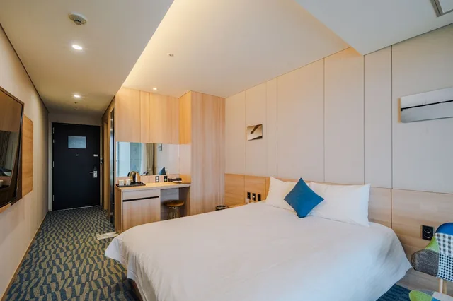 غرفة ديلوكس بسرير كوين بشرفة بإطلالة جزئية على البحر، Hotel Bridge Seogwipo 2/9