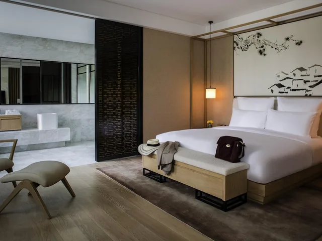 جناح تنفيذي بسرير كينج بإطلالة على البحيرة، Pullman Zhouzhuang 1/1