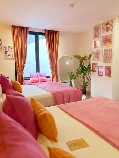 Female Only, Ladies، Yellow Bee Hotel 2/4