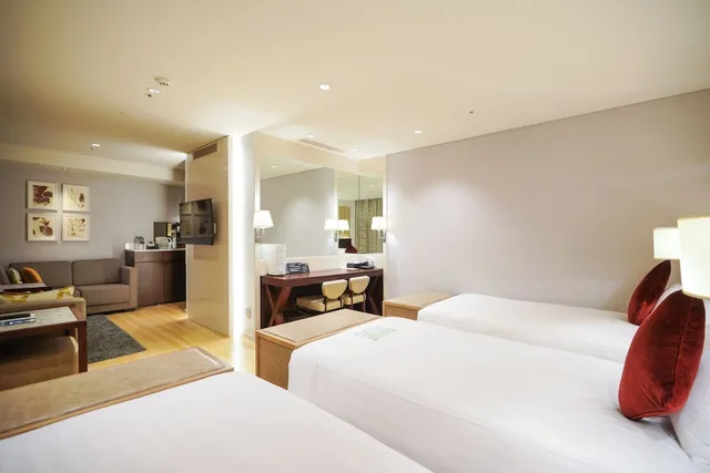 غرفة ثلاثية بثلاثة أسرّة في طابق مرتفع، Solaria Nishitetsu Hotel Seoul Myeongdong 3/8