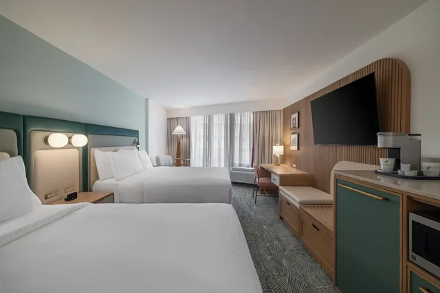 غرفة قياسية بسريرين كوين بإطلالة على المسبح، Holiday Inn Hotel And Suites Virginia Beach North Beach 5/10