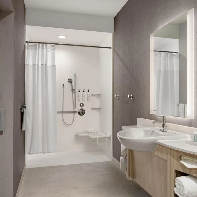 جناح بسريرين كوين مع سرير سحّاب إضافي مع أريكة لذوي الإعاقة، SpringHill Suites Kalamazoo Portage 1/3