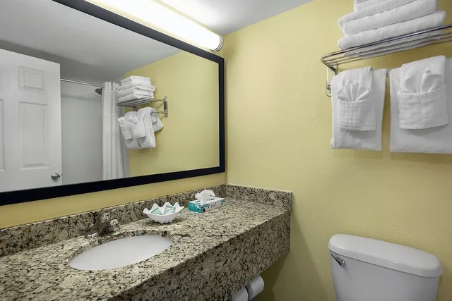 فيلا بسرير كينج مع أريكة، Best Western Ocean Sands Beach Resort 3/5