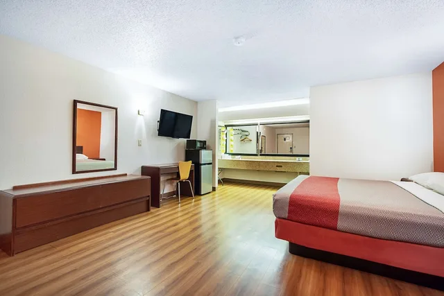 Deluxe, King Bed, Sofa, Motel6 Covington, TN 2/7