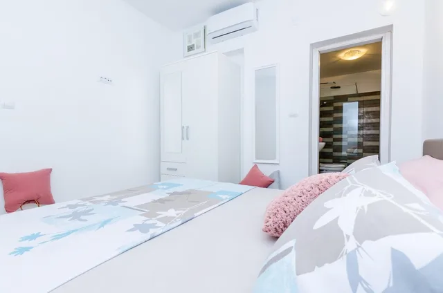شقة بإطلالة على البحر بشرفة بغرفتي نوم، Apartments Villa Bell Memories 3/6