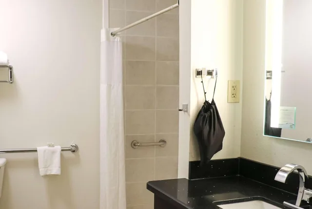 غرفة بسرير كينج بحوض استحمام لذوي الإعاقة، Ramada By Wyndham Del Rio 6/6