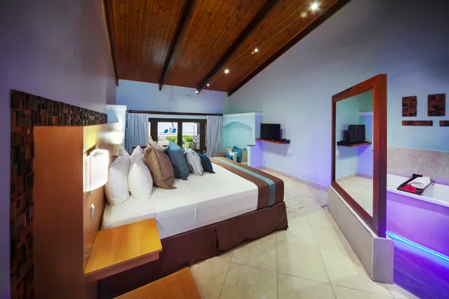 غرفة شهر العسل بسرير كينج، Coco de Mer Hotel and Black Parrot Suites 3/5