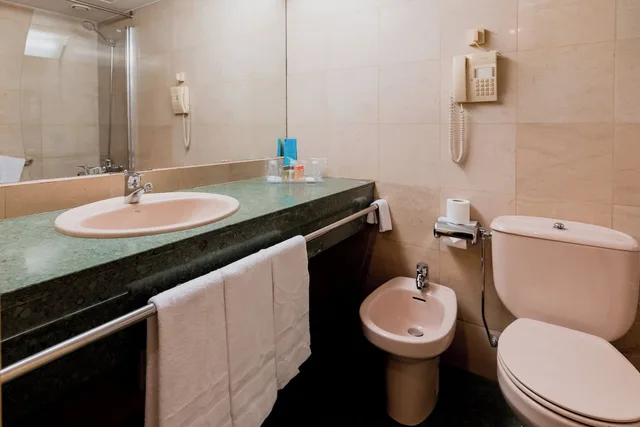 غرفة قياسية بثلاثة أسرّة، Hotel Sercotel Delfos Andorra 3/4