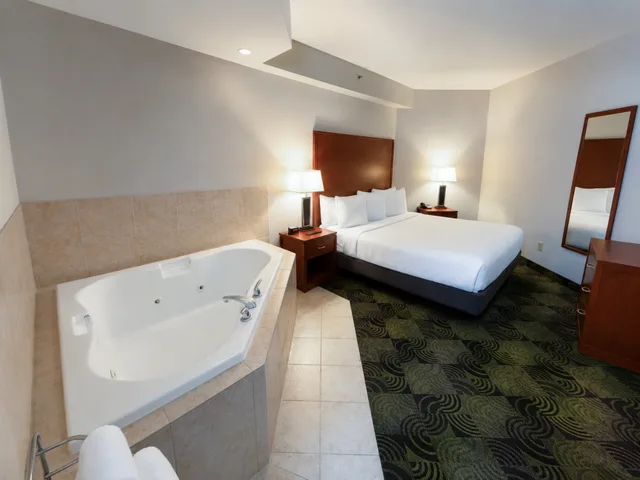 Business, King Bed, Sofa, Hot Tub, Deerfoot Inn Casino 5/5