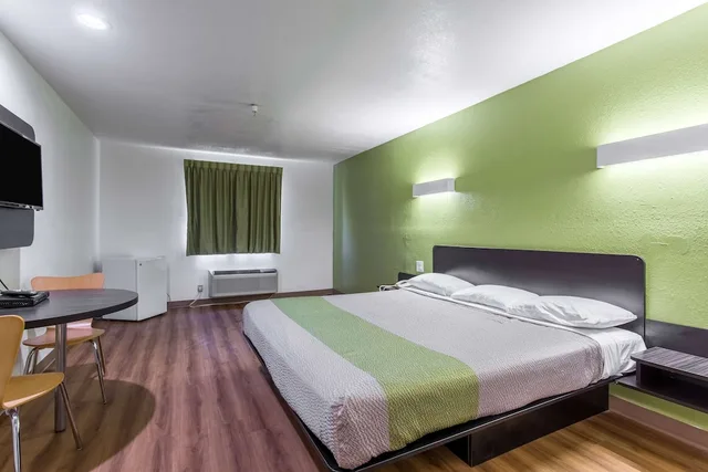 جناح بسرير كينج، Motel6 Moriarty, NM 2/8