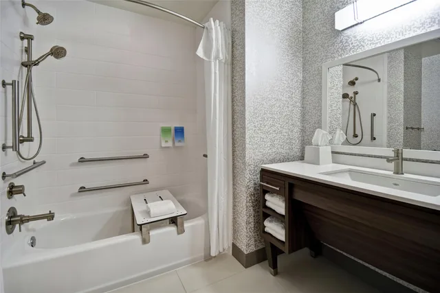 جناح استوديو بسرير كينج لذوي الإعاقة، Home2 Suites By Hilton Jekyll Island 4/5