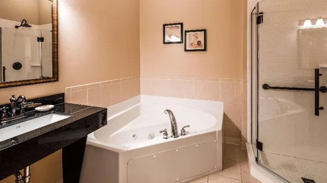 غرفة بسرير كينج مع أريكة بحوض جاكوزي بمطبخ صغير، Best Western Plus Dutch Haus Inn And Suites 4/4