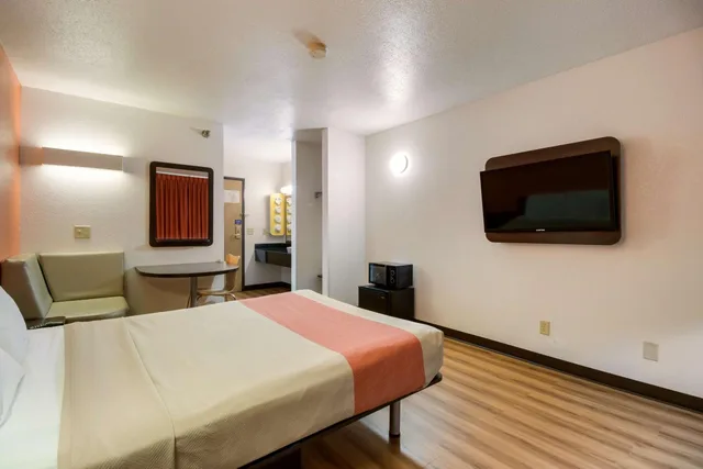 1 Full Bed - Accessible, Smoking، Motel6 Davenport, IA 7/10