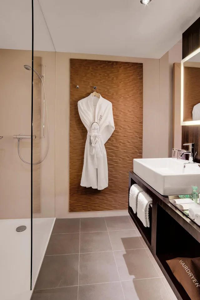Club, King Bed, RENAISSANCE ZURICH TOWER HOTEL 5/5