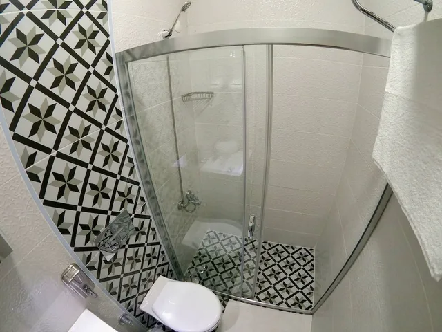 غرفة قياسية بسرير كوين مع أريكة، MirAlya Homes 3/3