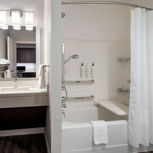 جناح بسرير كوين بغرفة نوم واحدة مع أريكة لذوي الإعاقة، TownePlace Suites by Marriott Venice 5/5