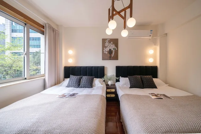 3 Bedrooms, Senior, Apartment, Twin Beds, 1 Queen and 2 Double Beds, Bathtub، Book and Bed-People's Square 8/10