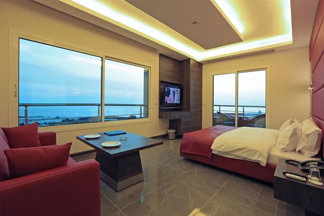 جناح جونيور بسرير كوين، Ibiza hotel 9/10