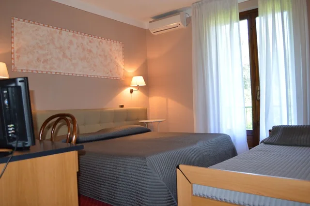 غرفة ثلاثية، Hotel Monti 3/4