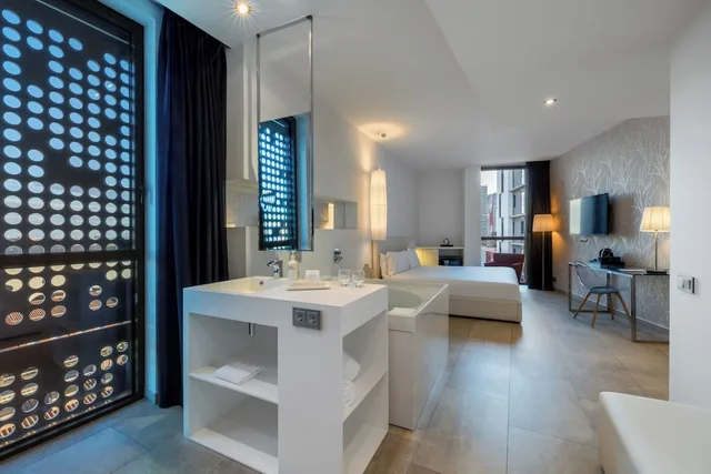 Suite, King Bed, Hot Tub, Sb Plaza Europa 8/10