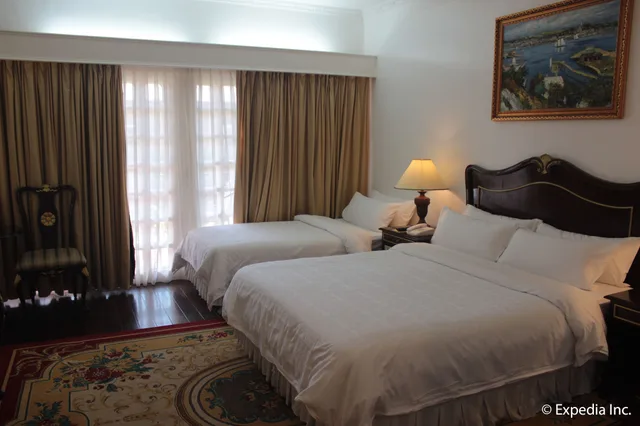 غرفة ديلوكس بسرير كوين وسرير فردي، Fort Ilocandia Resort Hotel 1/5