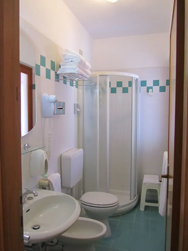 غرفة قياسية ثلاثية بسرير مزدوج وسرير فردي، Hotel Montemerlo 3/3