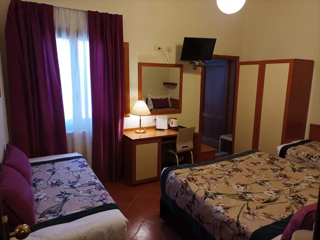 Economy, Triple, 3 Beds, Stair Access Only، Hotel Maxim 6/10